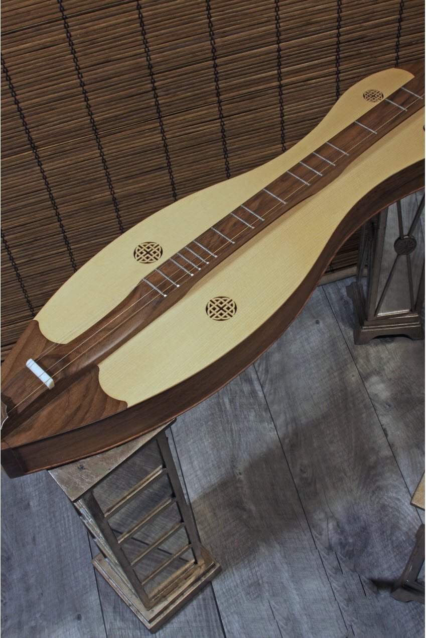 Roosebeck Grace Mountain Dulcimer 4-String Vaulted Fretboard Spruce Knotwork - Walnut